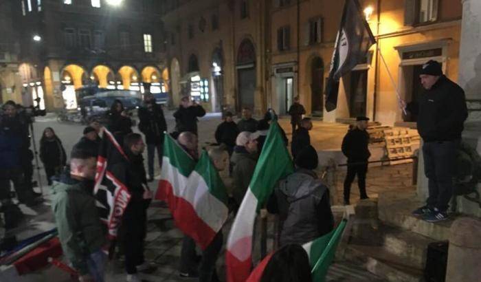 A Bologna fascisti protetti e manganellate a chi difende la Costituzione