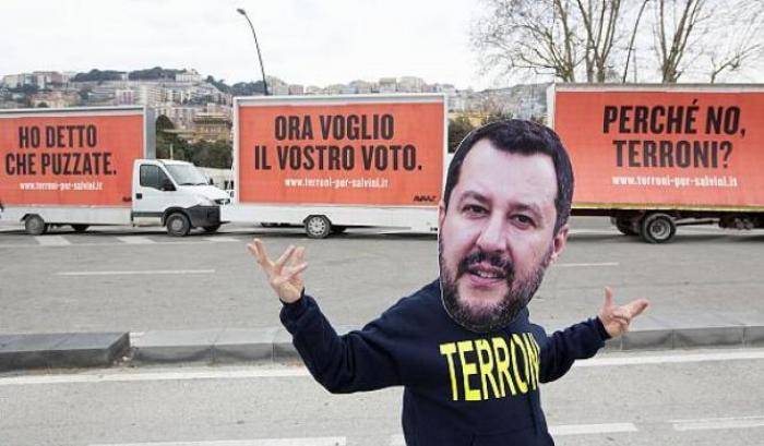 Tre manifesti contro Salvini, a Napoli: "Ho detto che puzzate, ora voglio i vostri voti"