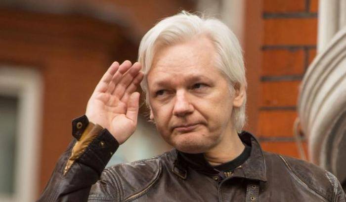 Stretta dell'Ecuador su Julian Assange: vietati internet e le visite al fondatore di Wikileaks