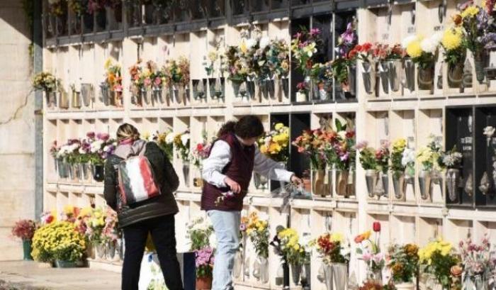 Un odore nauseante arriva dalle bare nel cimitero. Ma non c'è modo di smaltirle