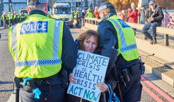Londra, arresti alla manifestazione ambientale: "i governi non vedono la realtà del cambiamento climatico"