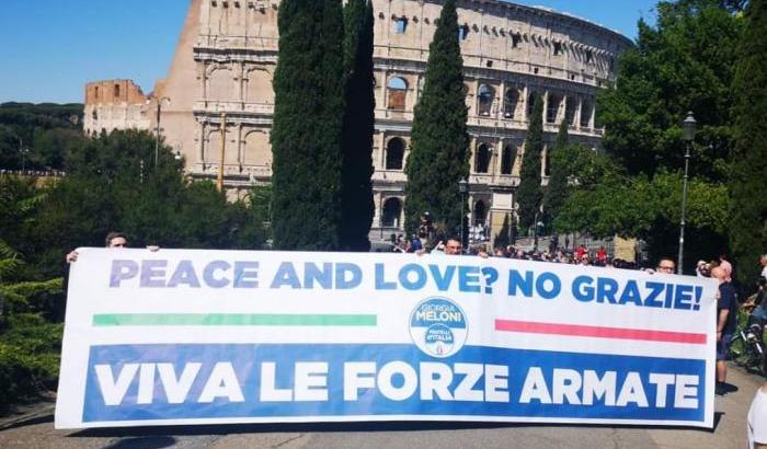 Lo striscione di Fratelli d'Italia