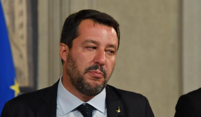 Dopo l’autogol lo smarrito Salvini manda in diretta Facebook ‘La Volpe e l’Uva’