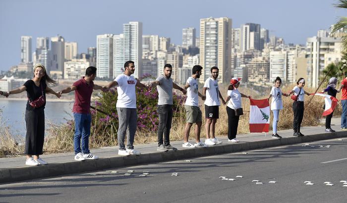 Da Tripoli a Tiro una catena umana pacifica di 170km per protestare contro il governo