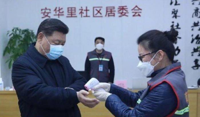 Xi Jinping dà l'esempio, con la mascherina misura la temperatura: "Sconfiggeremo il coronavirus"