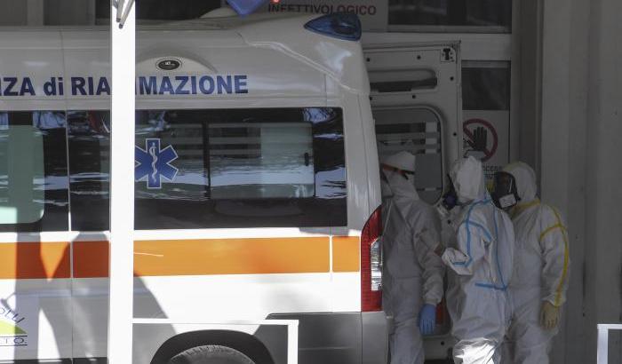 Altri 814 italiani morti per Covid, cresce l'indice di positività, calano i ricoveri