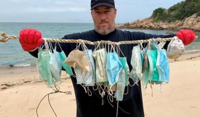 Mascherine sulle spiagge di Hong Kong