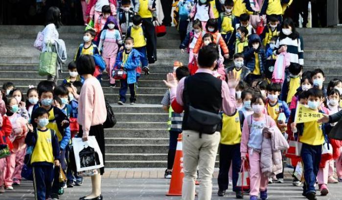 Bambini a scuola con le mascherine