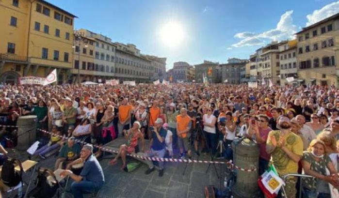 I No-Vax sbandierano le loro idiozie a Firenze: nessun rispetto delle regole di sicurezza