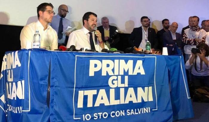 La Lega in crollo nei sondaggi si nasconde nel razzismo: "Chiuderemo i campi rom in Campania"