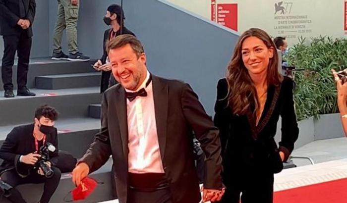 Salvini si imbuca persino sul Red Carpet di Venezia per fare propaganda