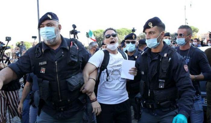 Al sit-in negazionista fermato un manifestante senza mascherina