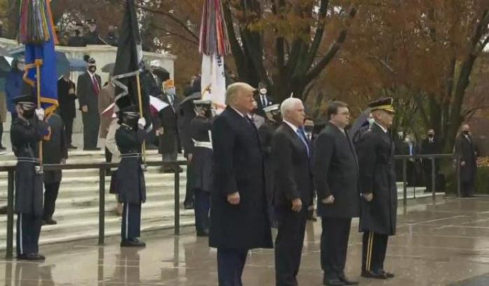 Negazionista fino alla fine: Trump senza mascherina alla commemorazione dei veterani