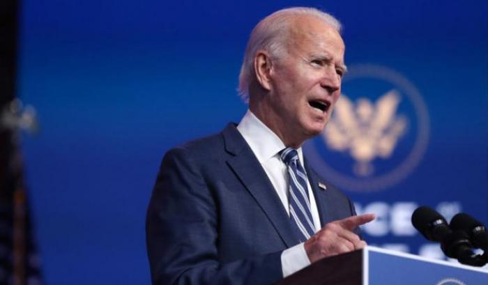 Biden critica Trump sul piano vaccini: "A questo ritmo ci vorranno anni per proteggere gli americani"