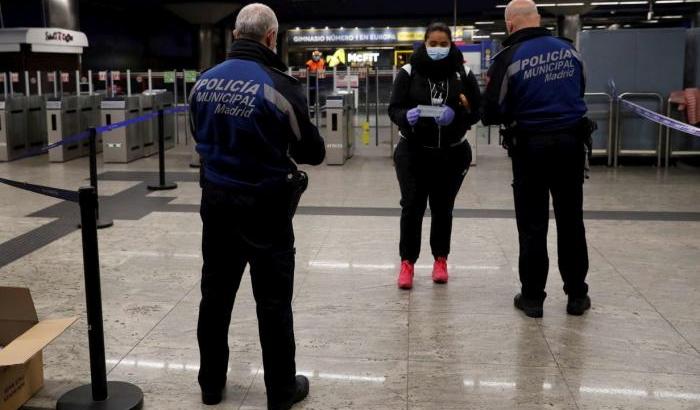 Controlli Covid all'aeroporto di Madrid