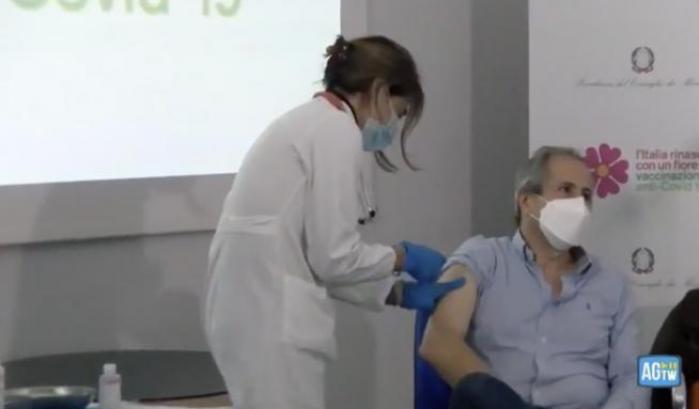 Crisanti si vaccina in diretta online: "Sono sicuri"