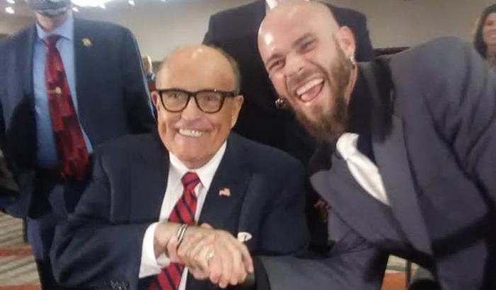 Rudolph Giuliani e lo sciamano Qanon Jake Angeli