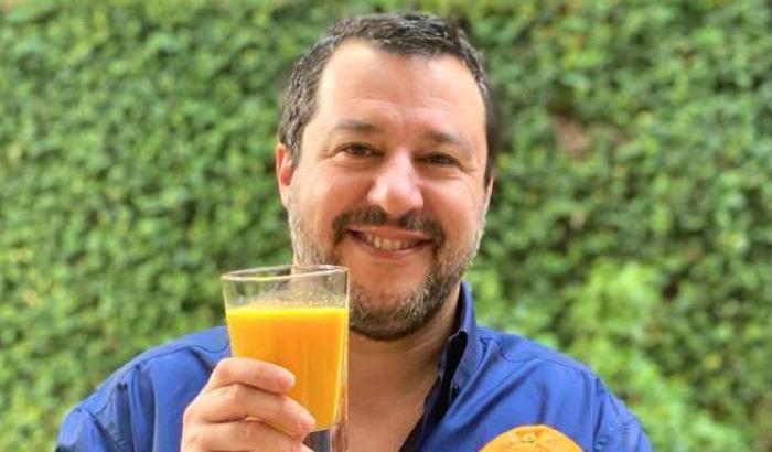 Neanche con la crisi Salvini rinuncia alla baracconate: "Al succo di fico preferisco la spremuta..."