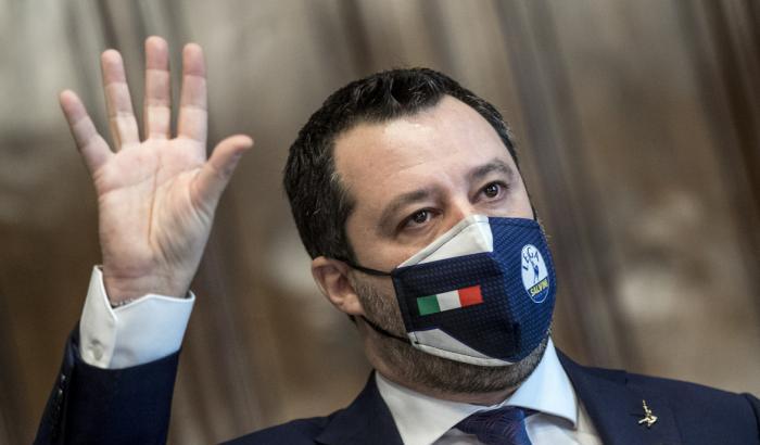 Salvini torna subito sovranista: “Se non arrivano i vaccini dall’Europa andremo a cercarli da soli”