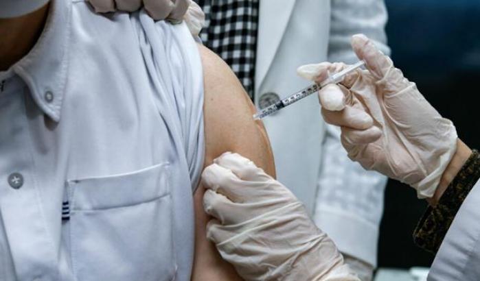 Chi si vaccina contro il Covid può ammalarsi nuovamente? Il parere degli esperti