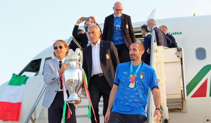 L'Italia Campione d'Europa arriva a Fiumicino: capitan Chiellini e Mancini mostrano la coppa