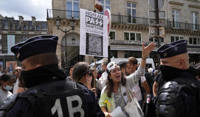 Negazionisti e no-pass scatenati: manifestazioni in diverse città della Francia