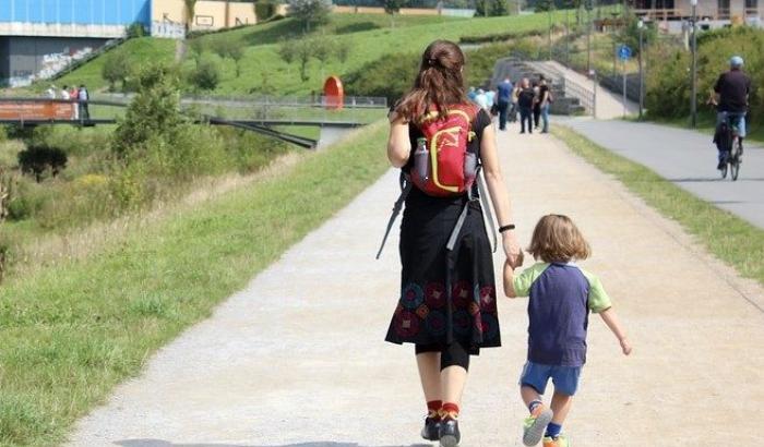 Ha la doppia dose di vaccino anti-Covid ma niente green pass: deve fare il tampone per prendere il figlio a scuola