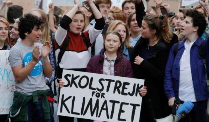 Greta Thunberg durante la manifestazione a Parigi per la lotta contro i mutamenti climatici