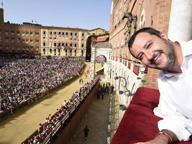 Salvini: "Nel 2022 il Palio di Siena è necessario". Allora spinga le persone a vaccinarsi.