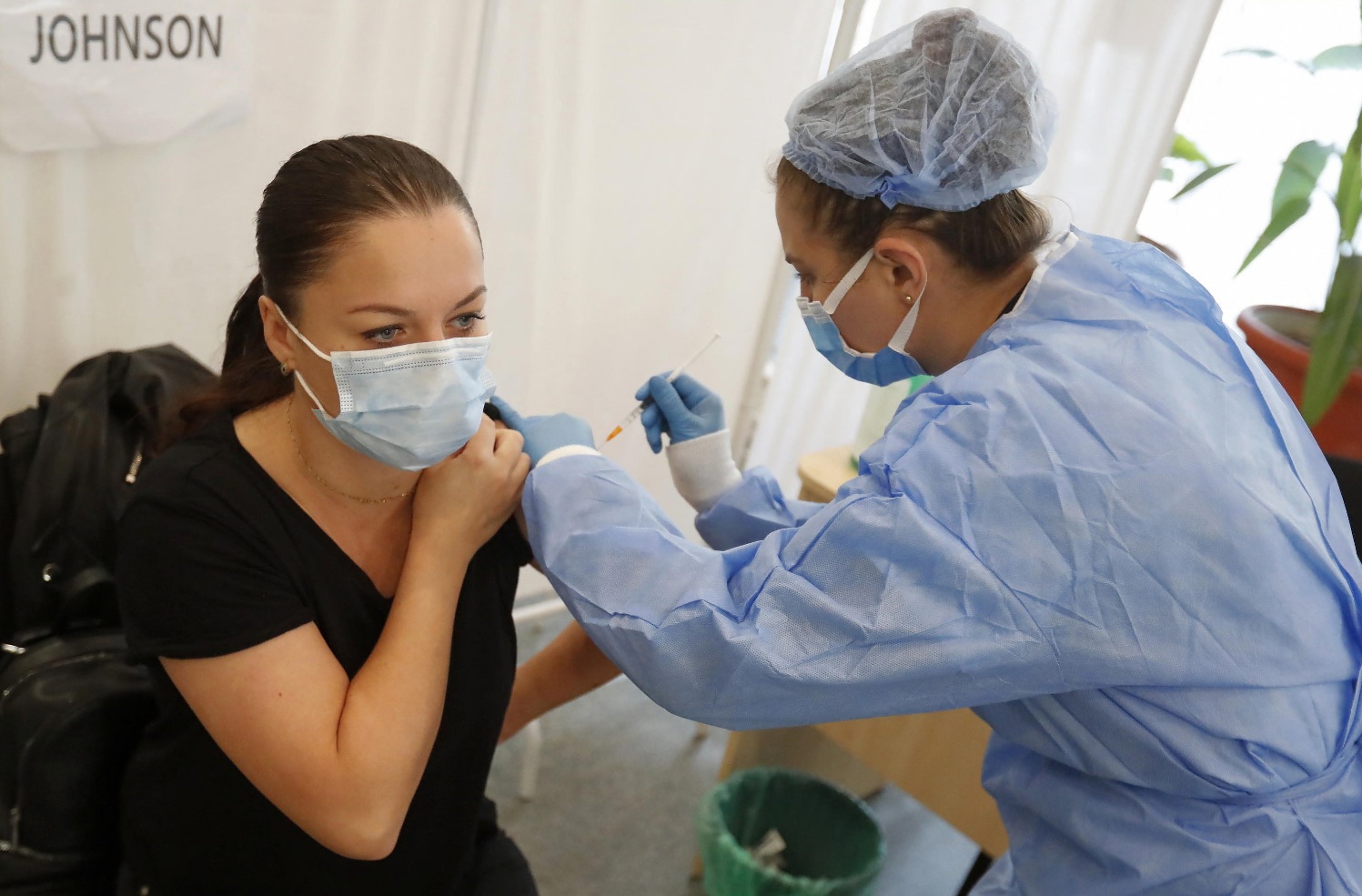 L'Oms insiste: "L'Omicron porterà una tempesta, vaccinatevi tutti"