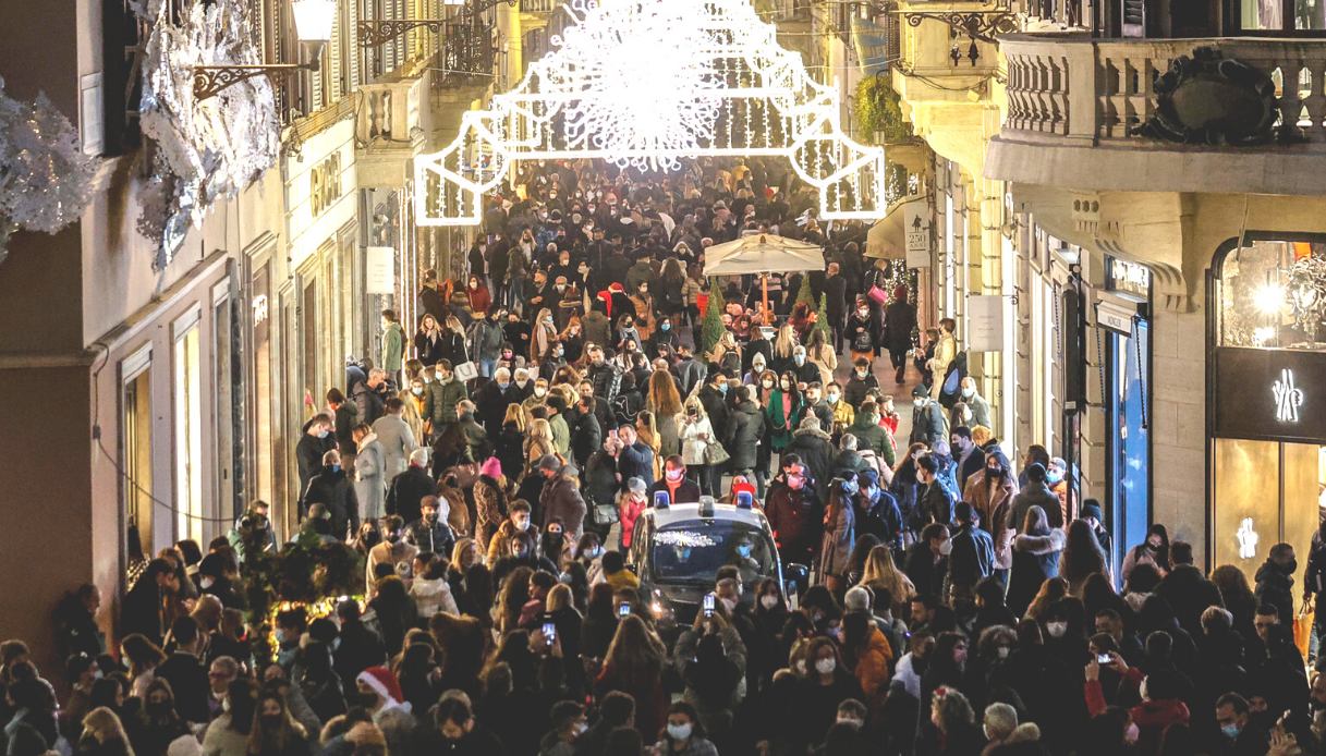 Omicron ferma Capodanno: niente feste in piazza e fuochi d'artificio. Ffp2 obbligatorie sui mezzi