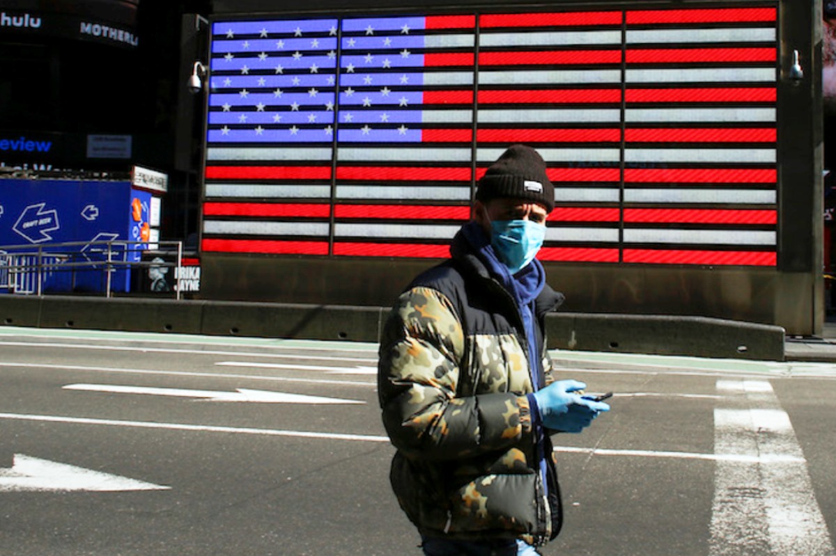 Lo stato di New York introduce di nuovo l'obbligo di mascherina al chiuso