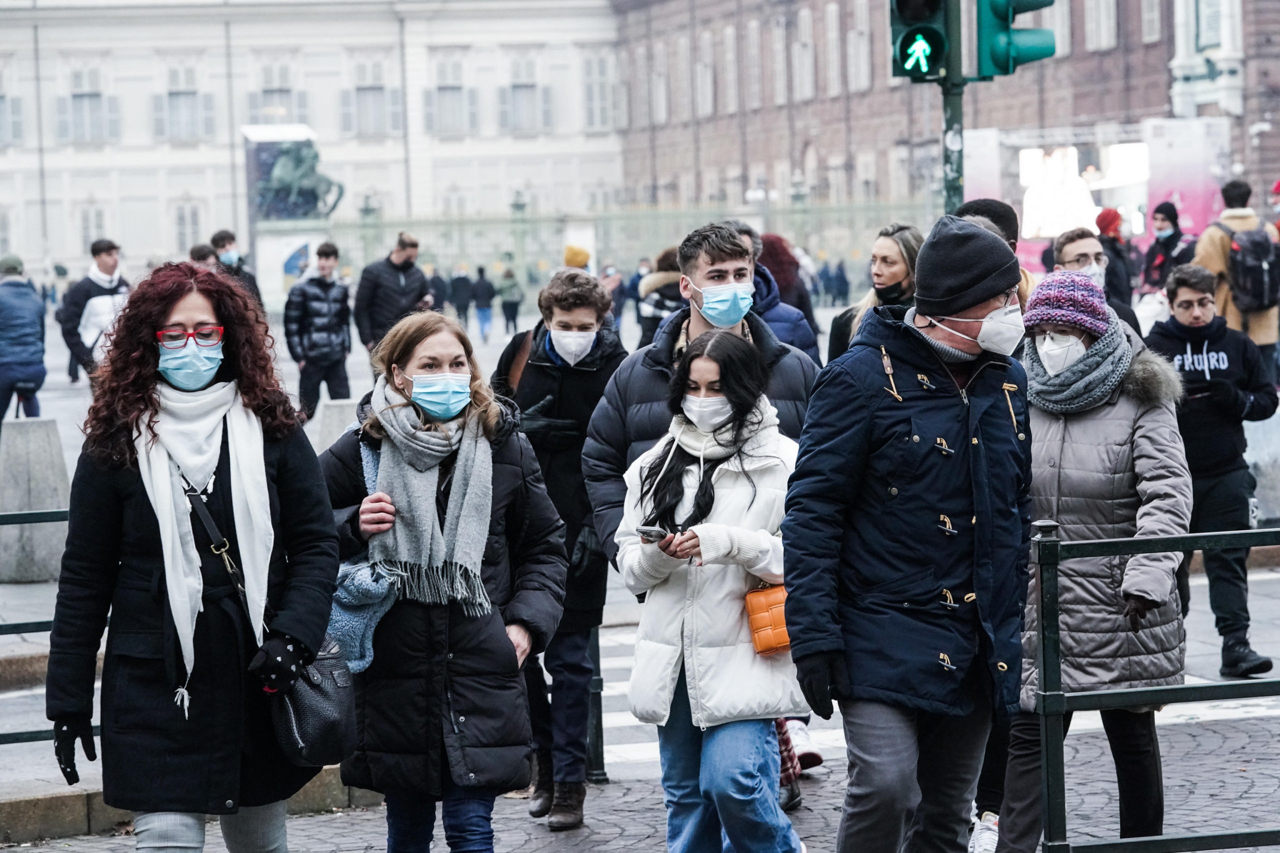 Ciao ciao mascherine all'aperto, il prossimo passo sarà l'allentamento sul green pass