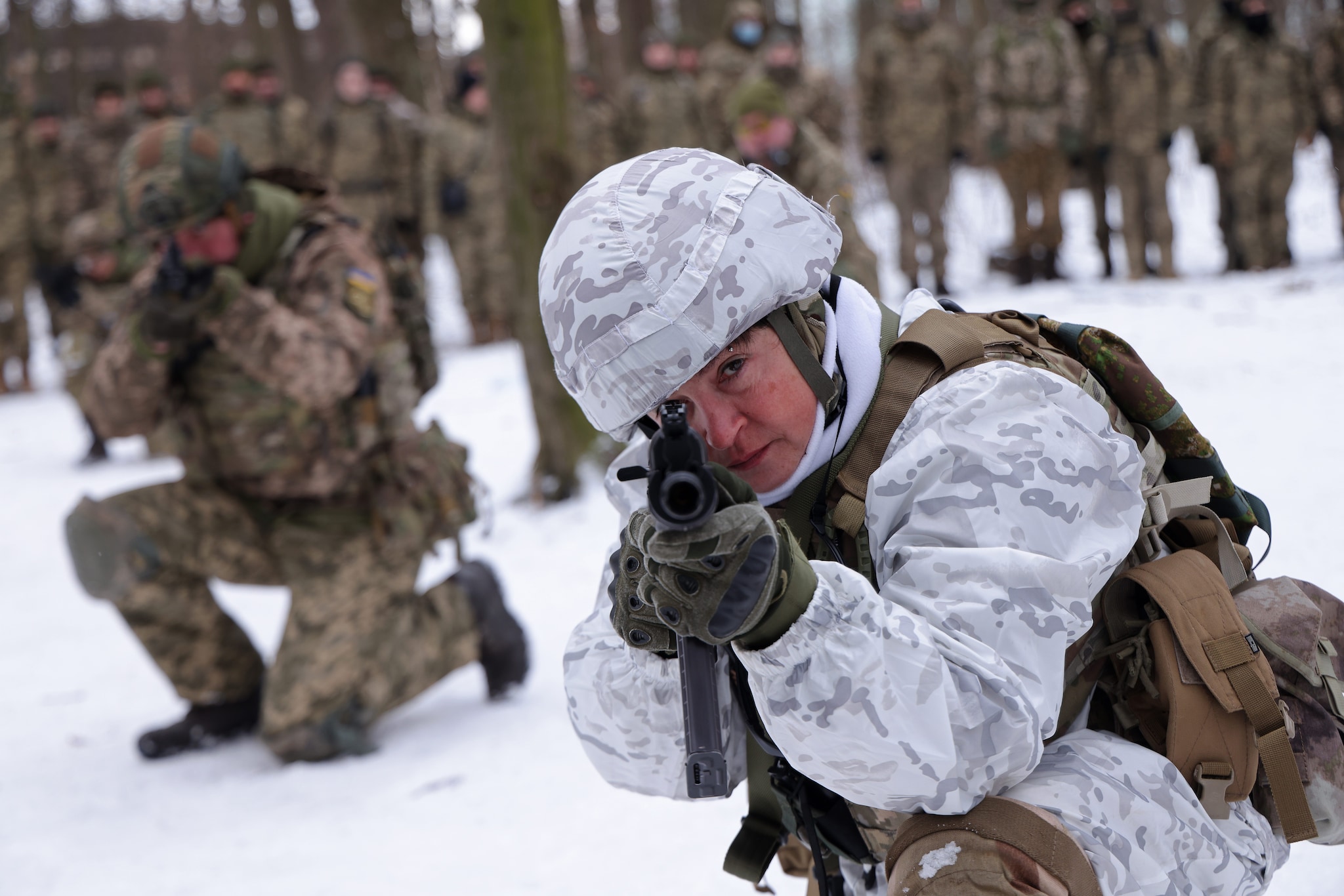 Crisi tra Ucraina e Russia,  marines, portaerei e caccia: la Nato indossa l'elmetto