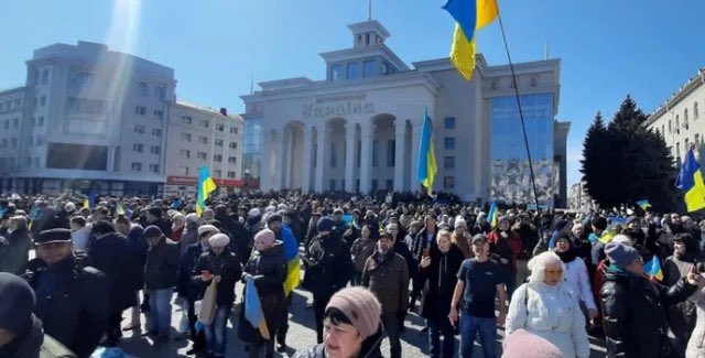 Ucraina, a Kherson le truppe di Mosca vogliono scatenare il terrore e deportare i residenti in Russia