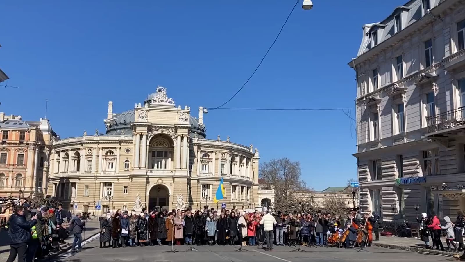 Odessa, il coro e l'orchestra del teatro dell'Opera intonano il 'Va pensiero' e l'inno nazionale contro la guerra