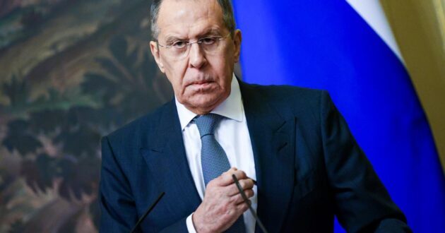 Lavrov: "Consegnando armi all'Ucraina la Nato entra de facto in una guerra per procura con la Russia"