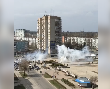 Ucraina, a Enerhodar i russi sparano su una manifestazione pacifica: quattro feriti