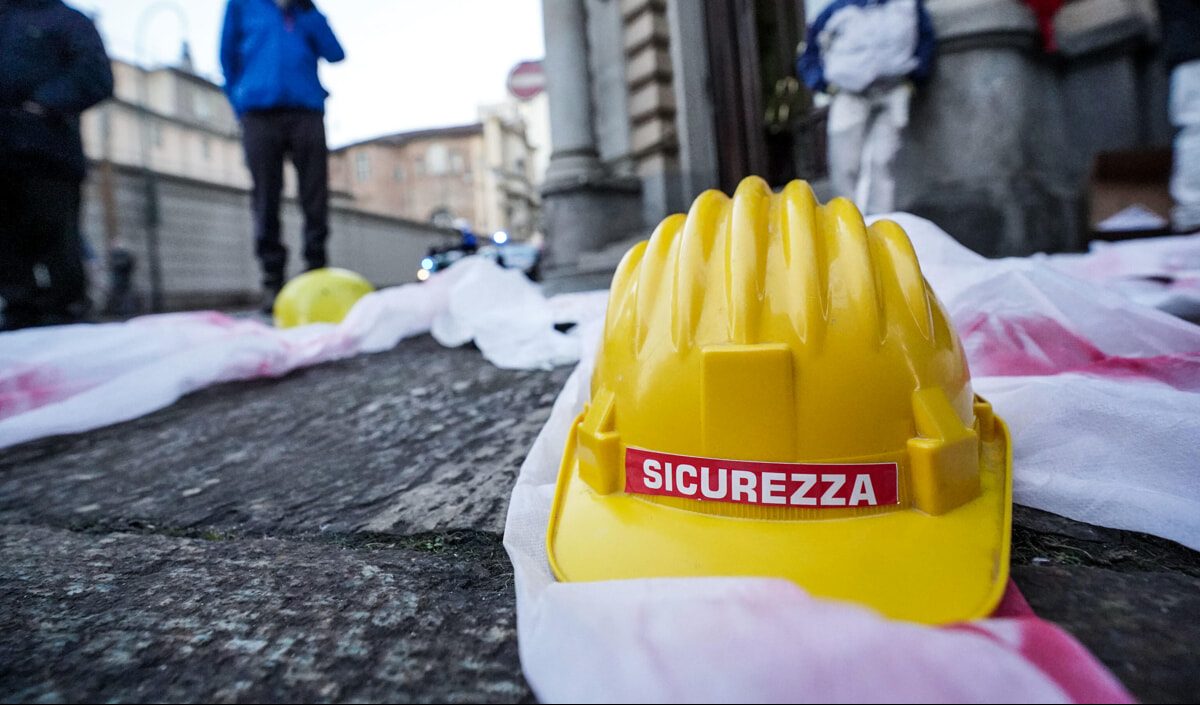 Morti sul lavoro, operaio italiano di 29 anni precipita dal tetto di un capannone: l'incidente è avvenuto a Campoleone