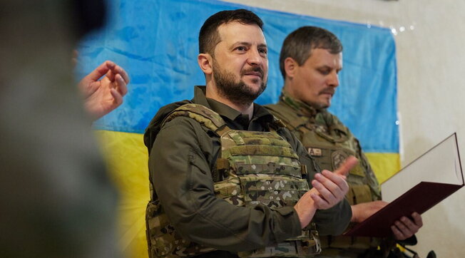 Zelensky non si arrende ed esalta i suoi: "Le nostre forze stanno tenendo duro a Severodonetsk"