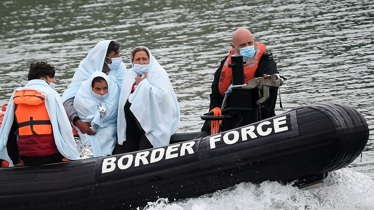 Manica: le autorità britanniche intercettano 915 migranti su 19 imbarcazioni