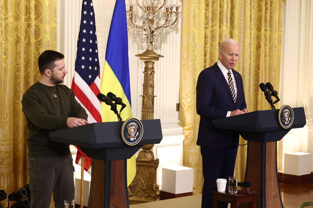 Biden accoglie Zelensky: "L'invasione dell'Ucraina da parte di Putin ha rafforzato la Nato"