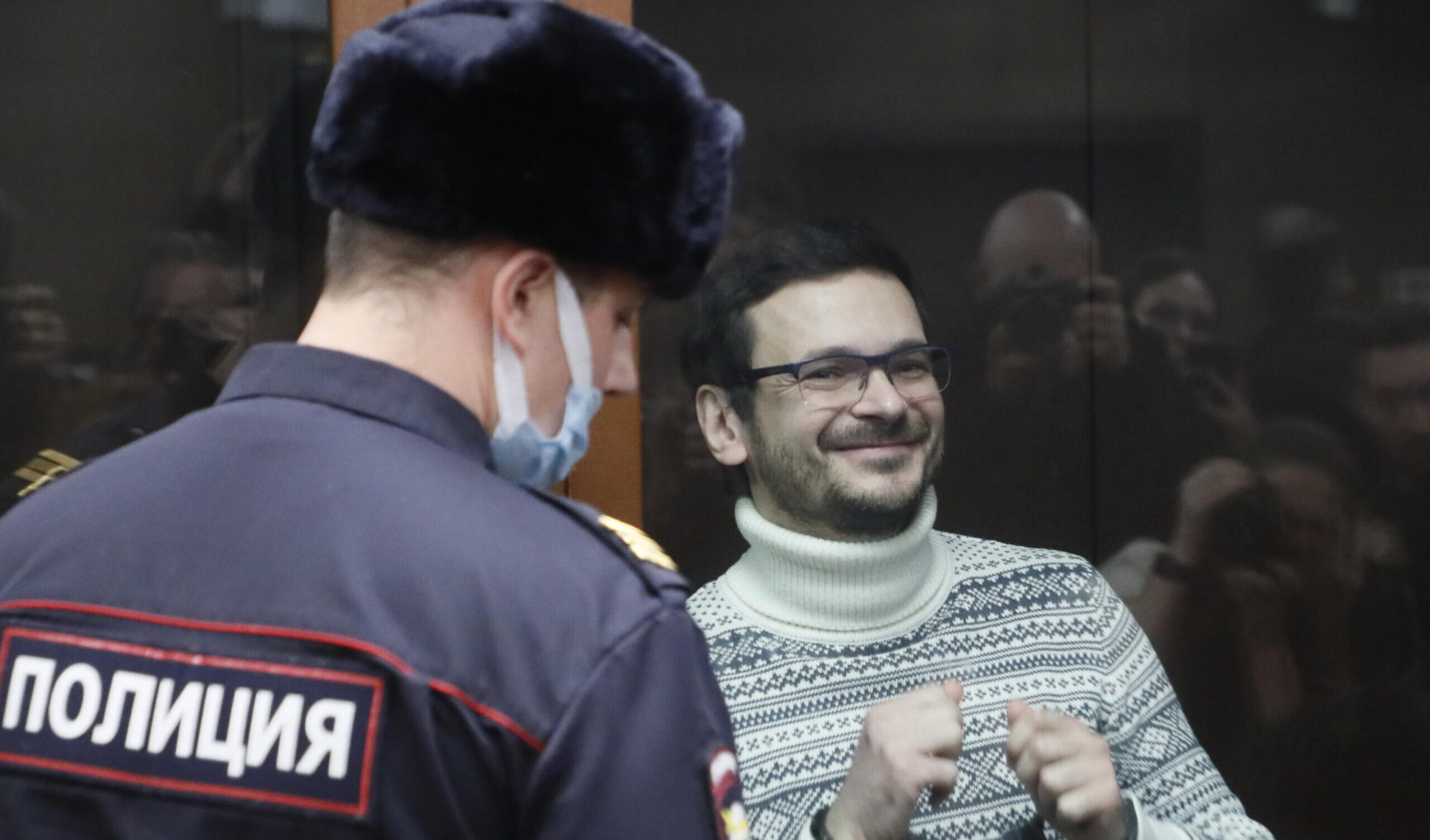 L'oppositore russo Ilya Yashin messo in cella d'isolamento: volevano impedire l'incontro con i genitori
