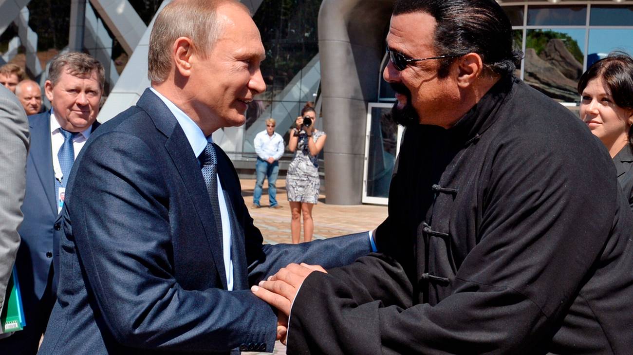 Steven Seagal riceve l'onorificenza dell'Amicizia da Putin