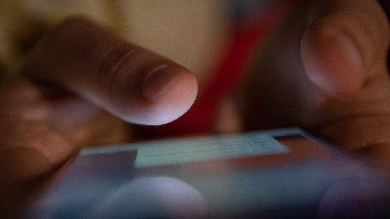 La Francia vuole bloccare l'accesso al porno ai minori: un'app certificherà l'età degli utenti