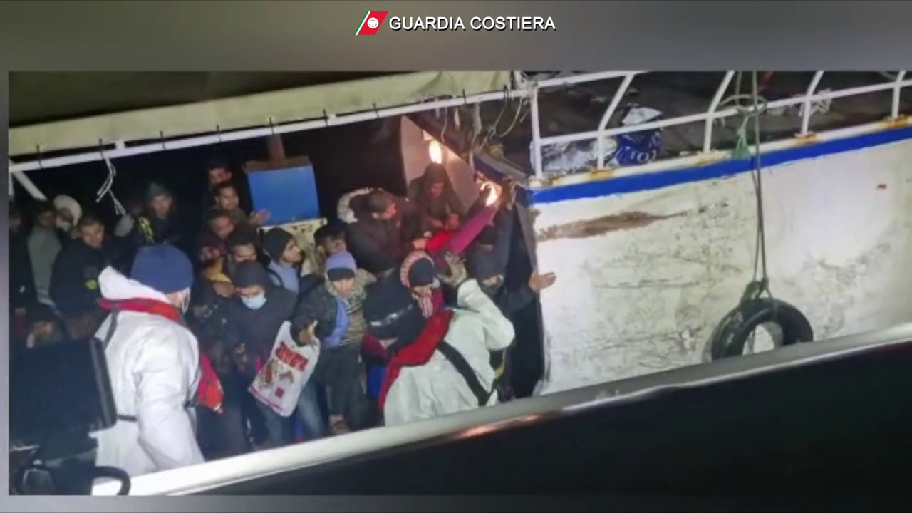 Lampedusa, la guardia costiera ha salvato 211 migranti: dal 1 gennaio sono 9mila i tratti in salvo