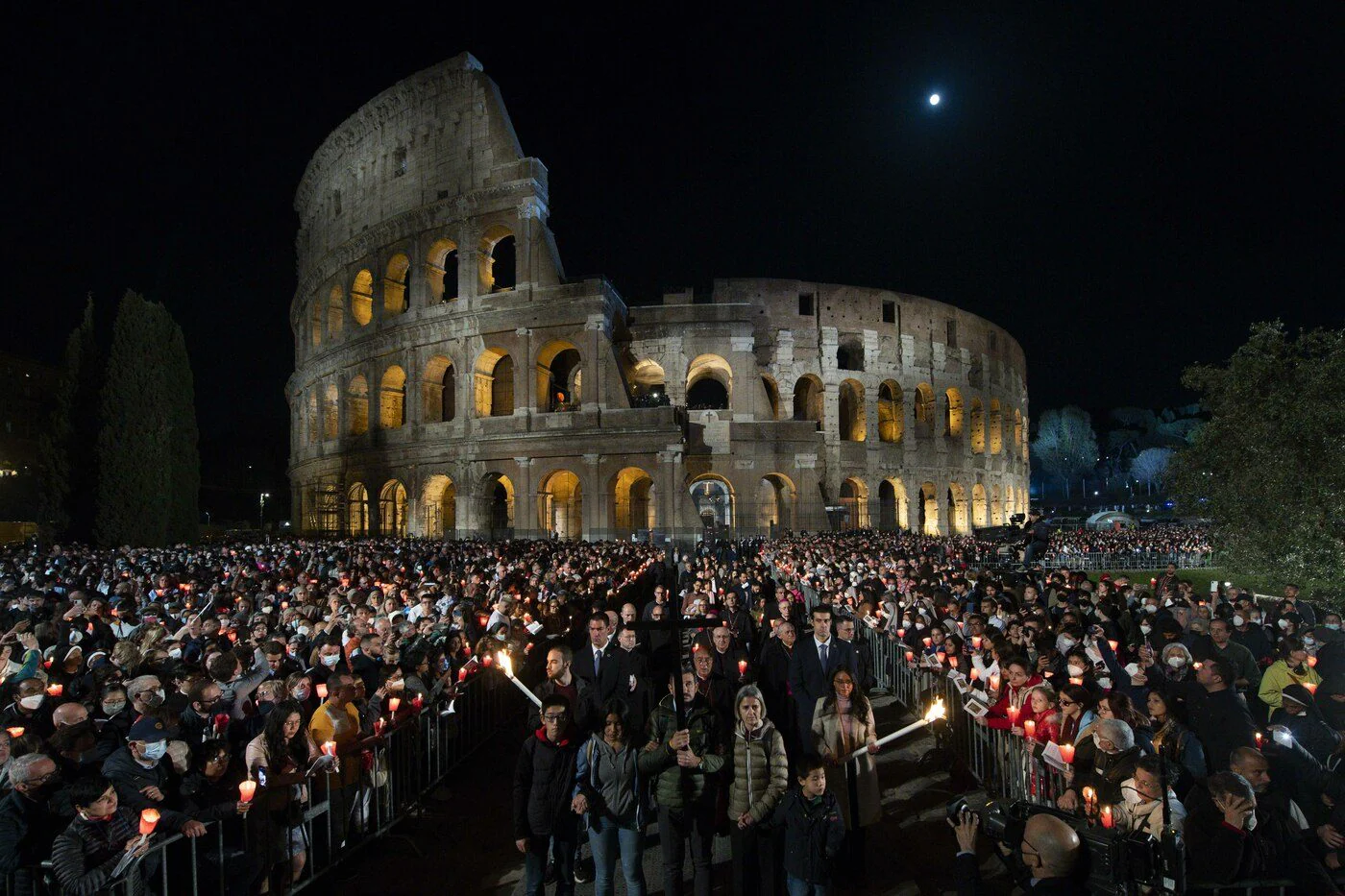 “Via Crucis”, alle 21 su Rai 1: il rito dal Colosseo senza Papa Francesco