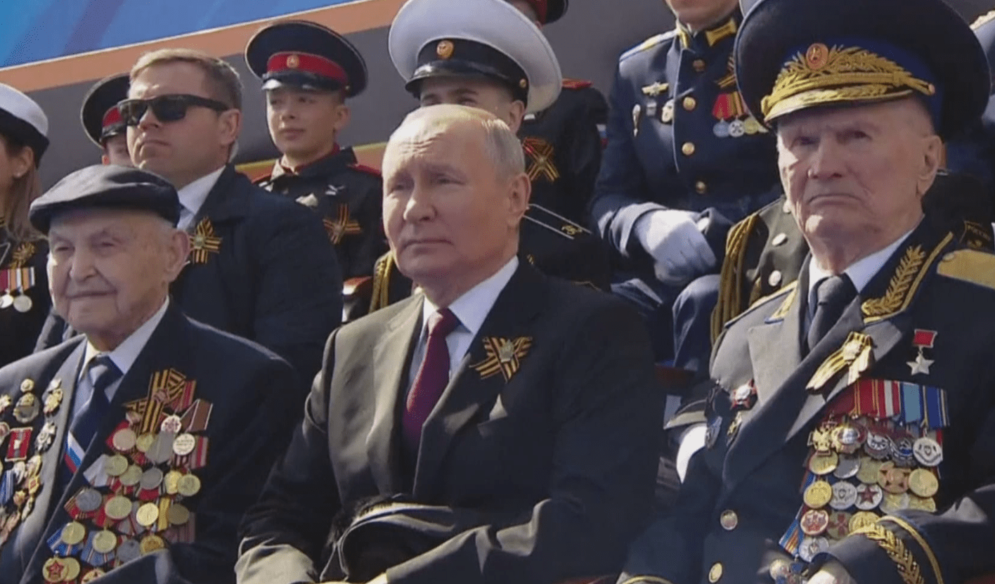 I due anziani accanto a Putin? Due veterani,  delle operazioni repressive dell'Urss