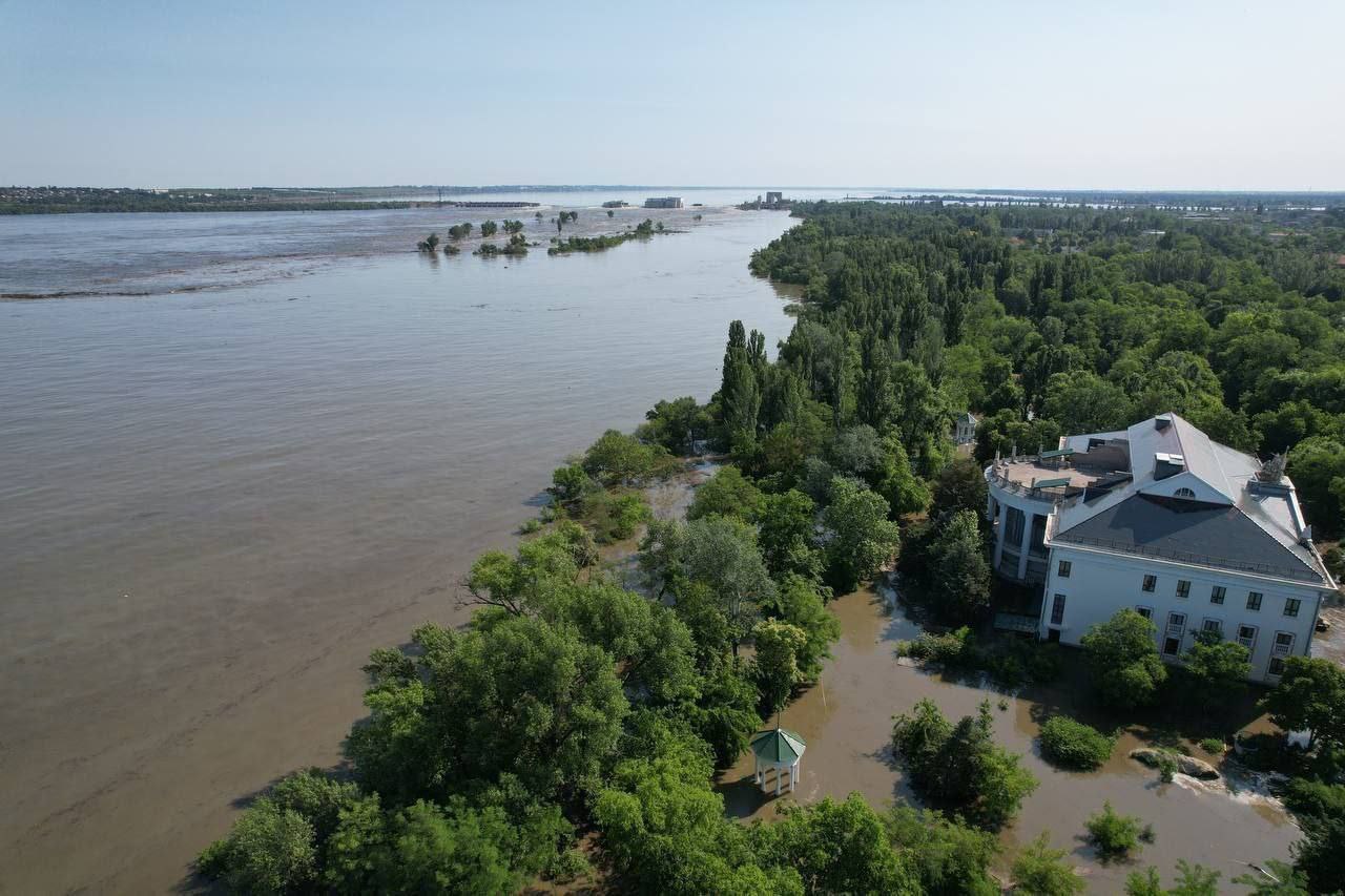 Diga saltata in aria: migliaia di evacuati a Kherson, rischio mine trasportate dall'acqua