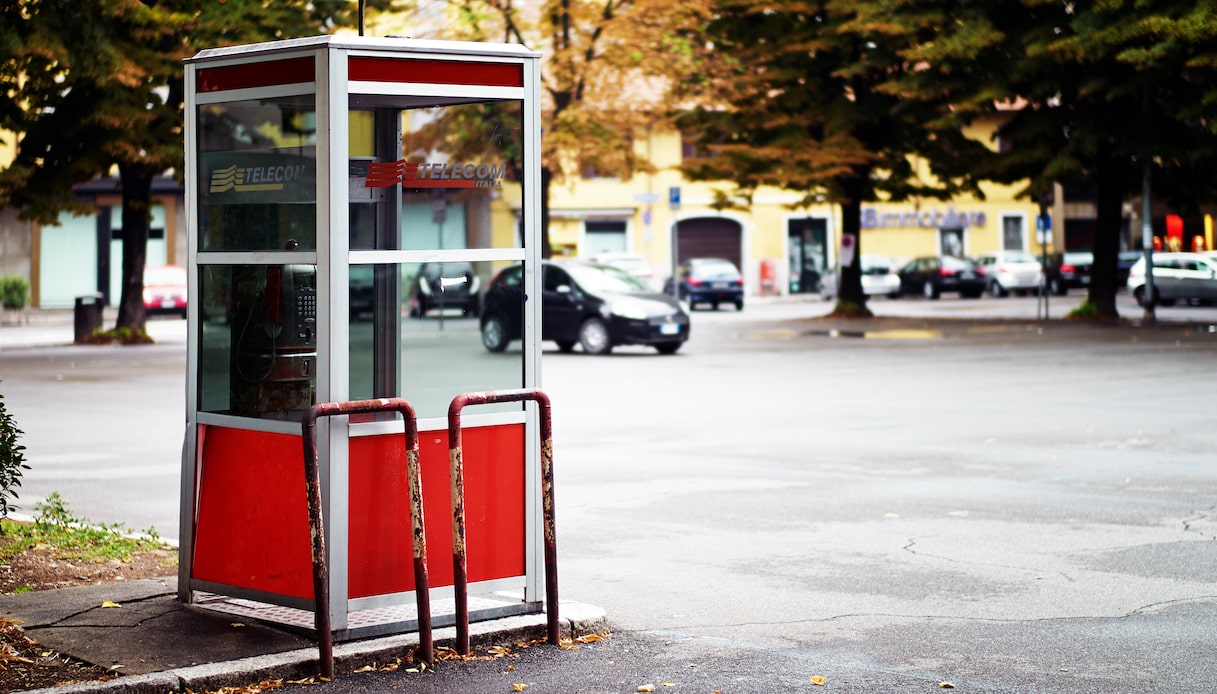 Cabine telefoniche addio, anche le ultime saranno fatte sparire: ecco dove resteranno